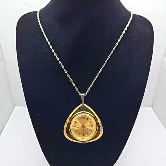 Womens Vintage Endura Pendant Watch Necklace Runs Gold Tone Chain Swiss - Picture 1 of 9